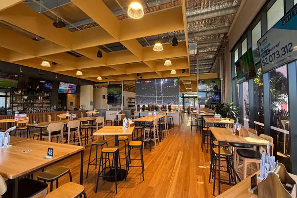 The Queen's Arm Hotel – Southport QLD (photo 3)